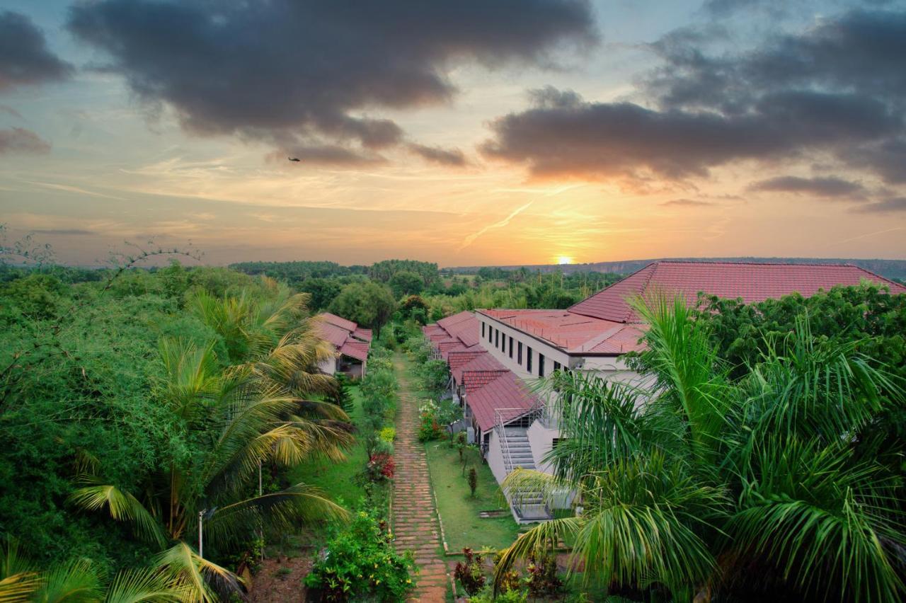 Sterling Banashree Badami Hotel Ngoại thất bức ảnh