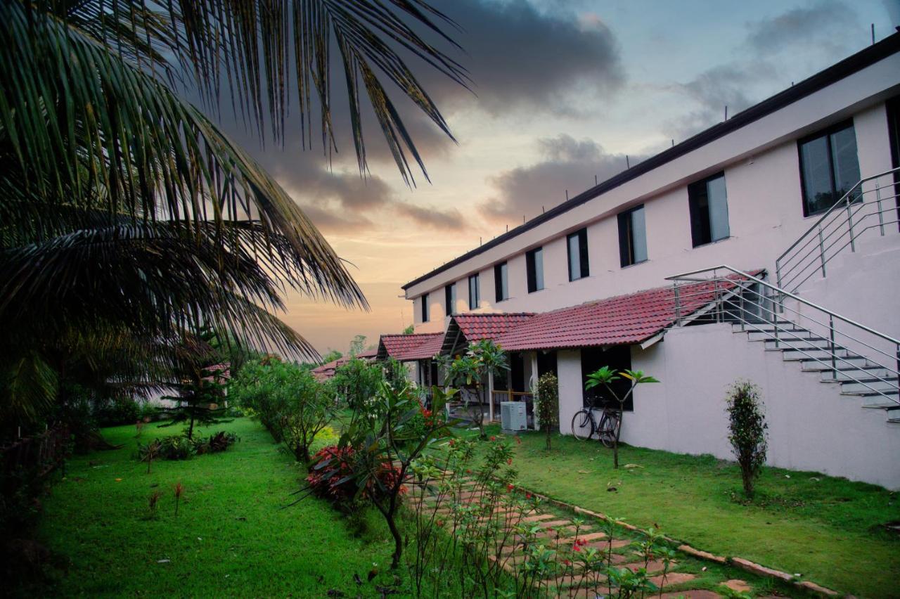 Sterling Banashree Badami Hotel Ngoại thất bức ảnh
