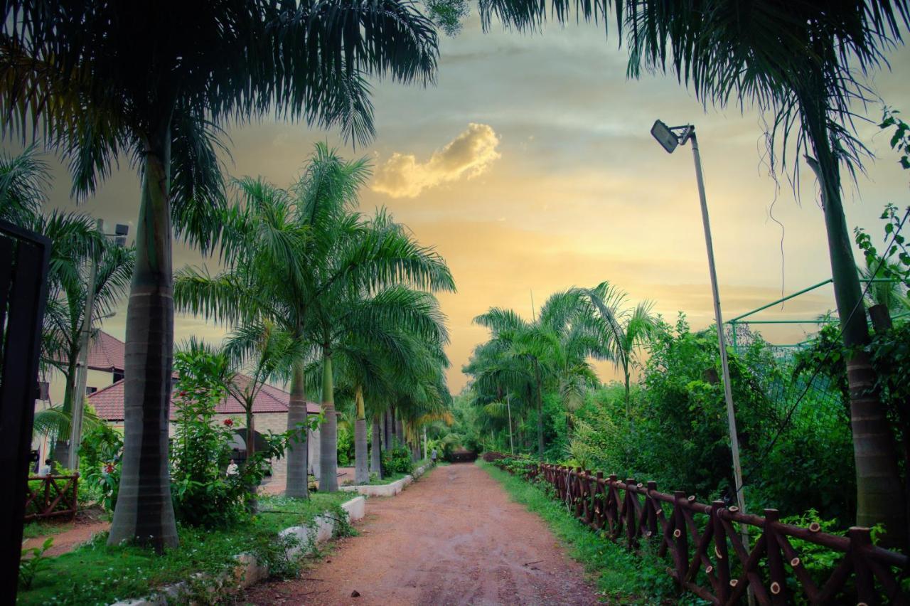 Sterling Banashree Badami Hotel Ngoại thất bức ảnh