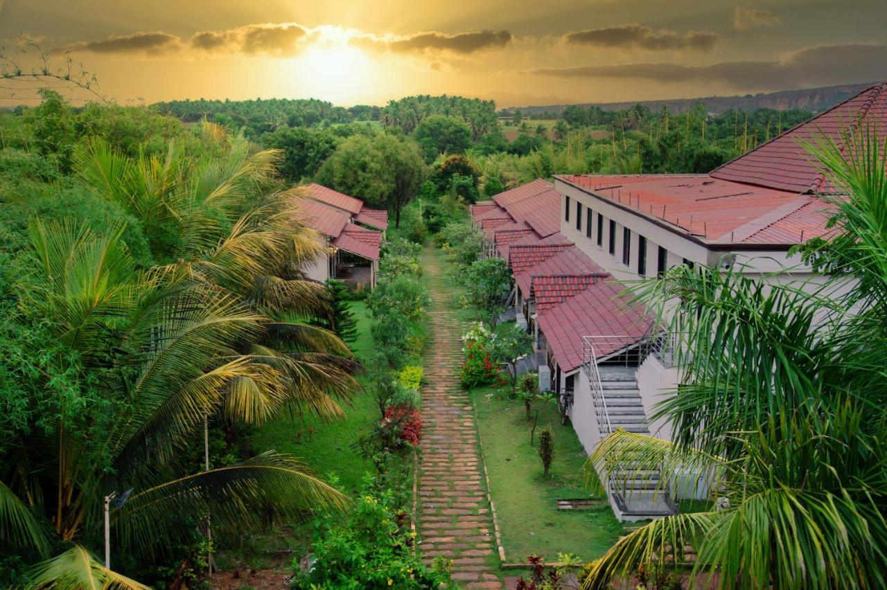 Sterling Banashree Badami Hotel Ngoại thất bức ảnh