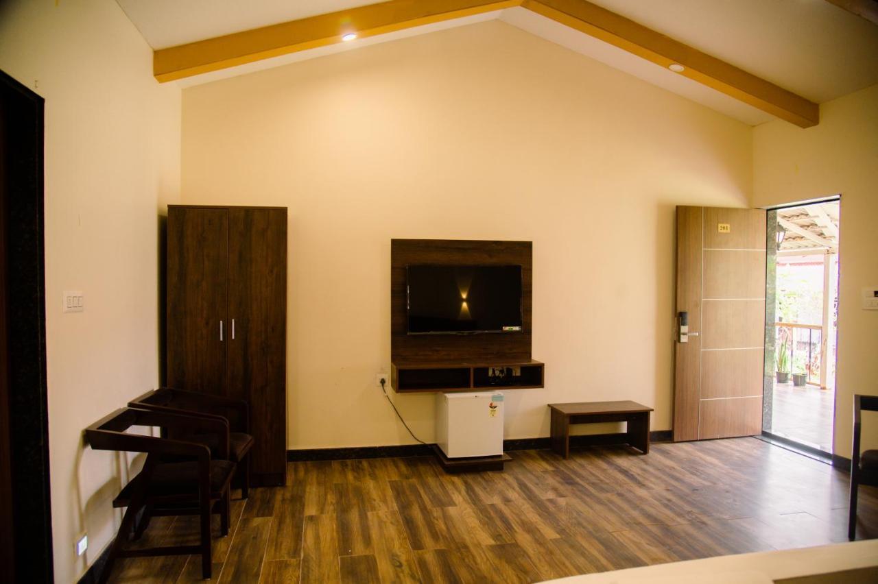 Sterling Banashree Badami Hotel Ngoại thất bức ảnh