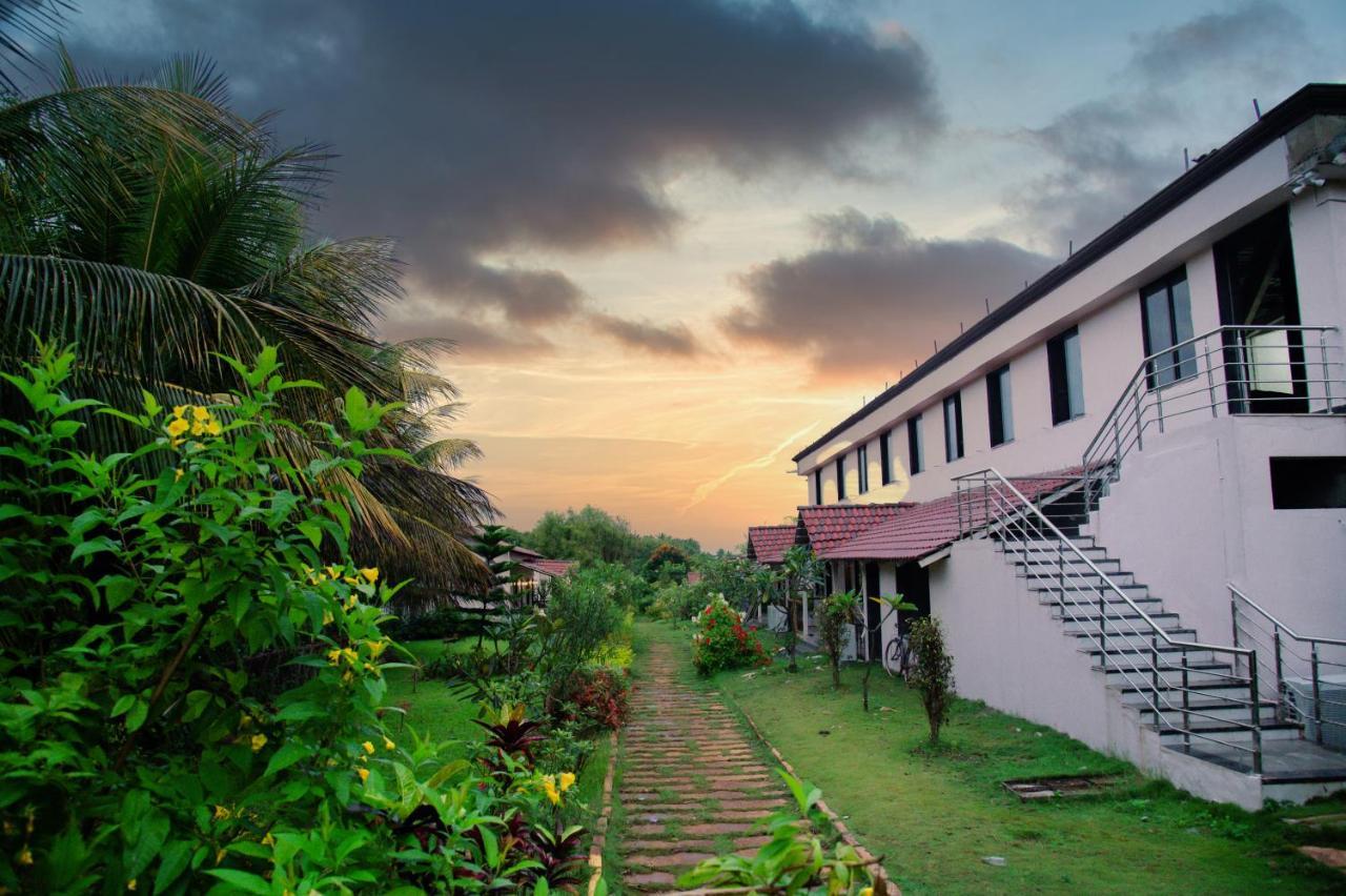 Sterling Banashree Badami Hotel Ngoại thất bức ảnh