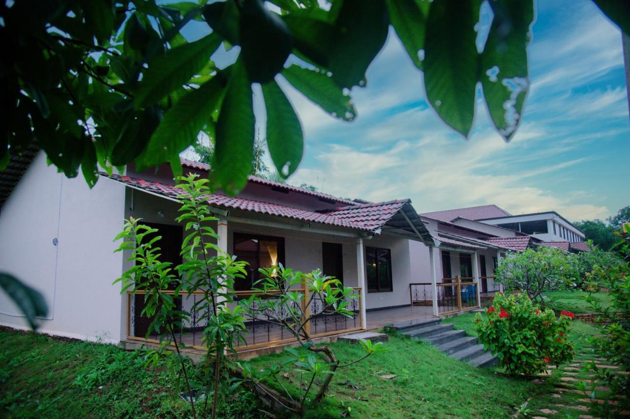 Sterling Banashree Badami Hotel Ngoại thất bức ảnh