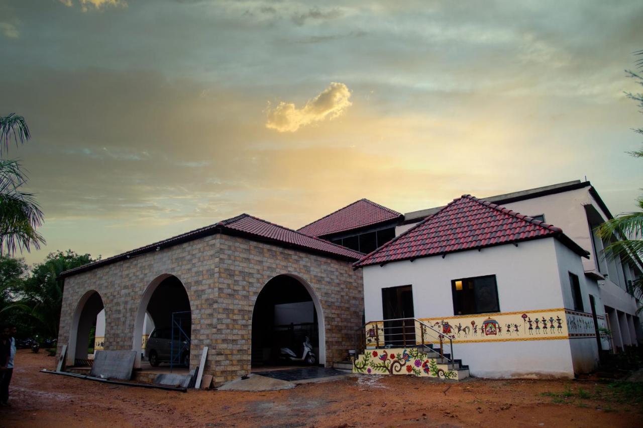 Sterling Banashree Badami Hotel Ngoại thất bức ảnh