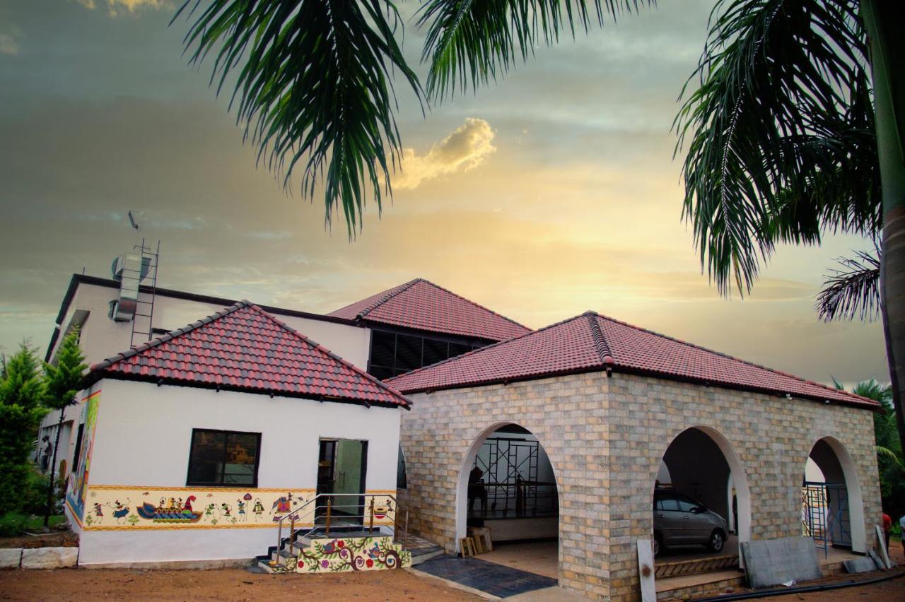 Sterling Banashree Badami Hotel Ngoại thất bức ảnh