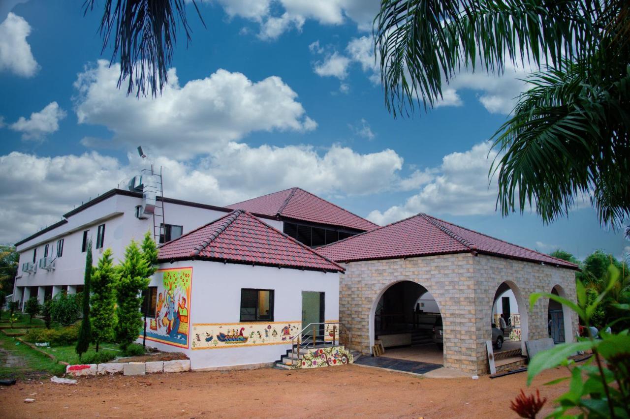 Sterling Banashree Badami Hotel Ngoại thất bức ảnh