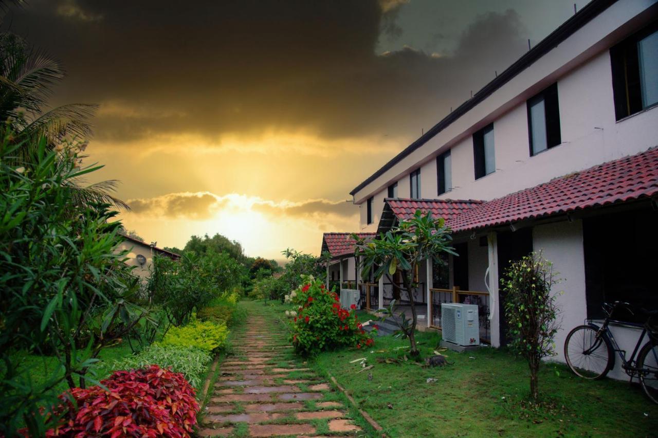 Sterling Banashree Badami Hotel Ngoại thất bức ảnh