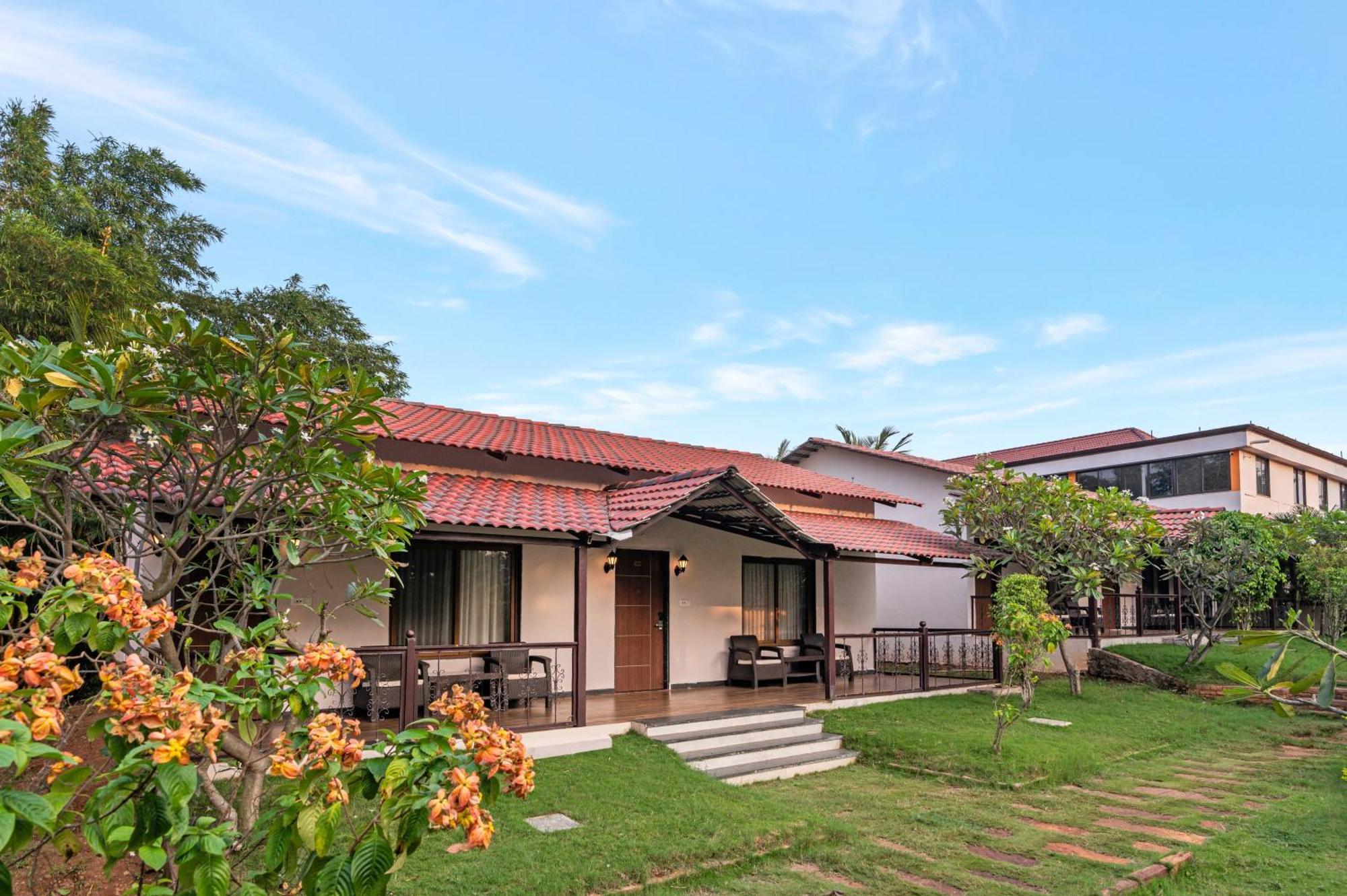Sterling Banashree Badami Hotel Ngoại thất bức ảnh